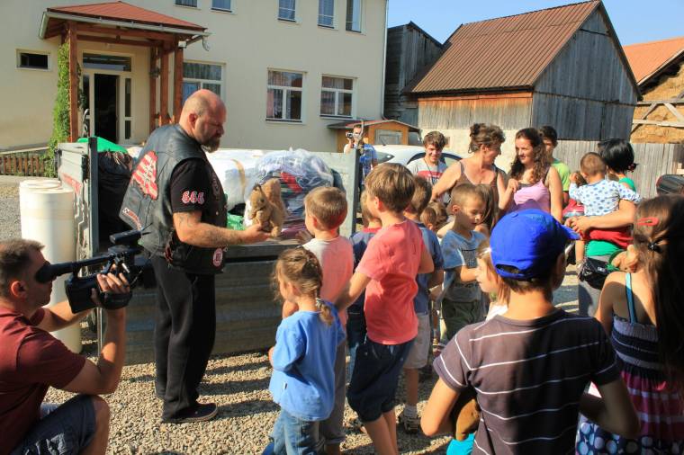 Motorosok ajándékozták meg Böjte Csaba neveltjeit