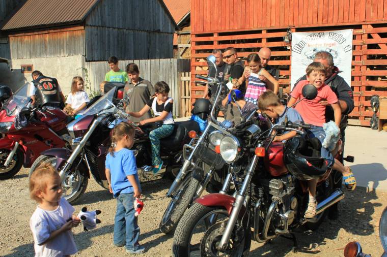 Motorosok ajándékozták meg Böjte Csaba gyergyói árváit