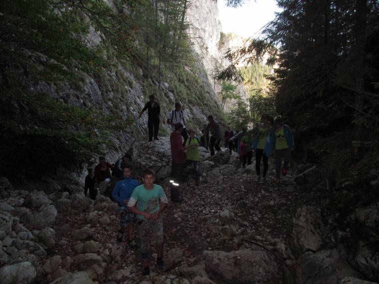 Tábor föld alatt és sziklák peremén