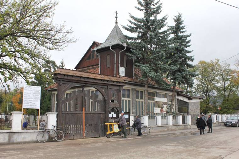 Készül a szertartástér a gyergyószentmiklósi temetőkertben