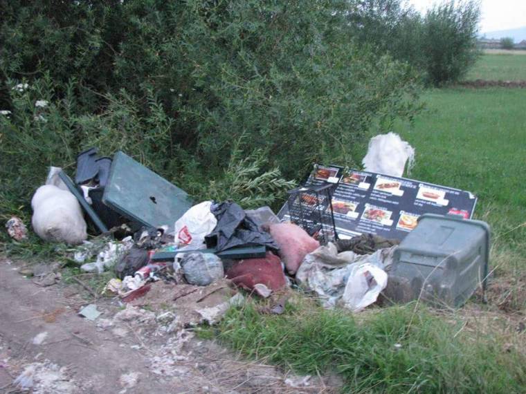 Gyorsétkezde szemete Gyergyószentmiklós határában