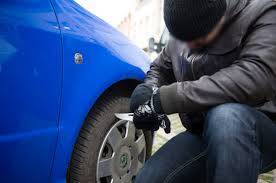 Autók gumiabroncsait szúrták ki