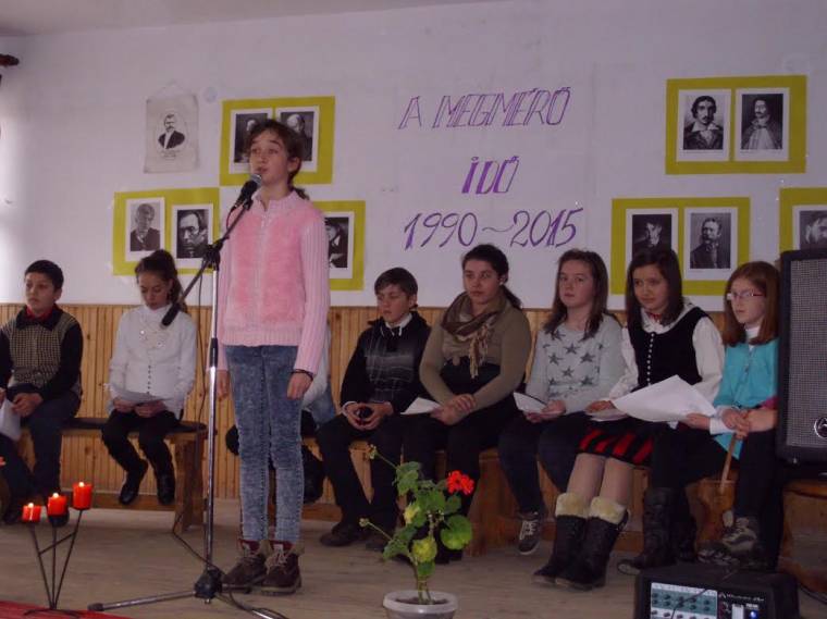 Ünnepel a csomafalvi iskola