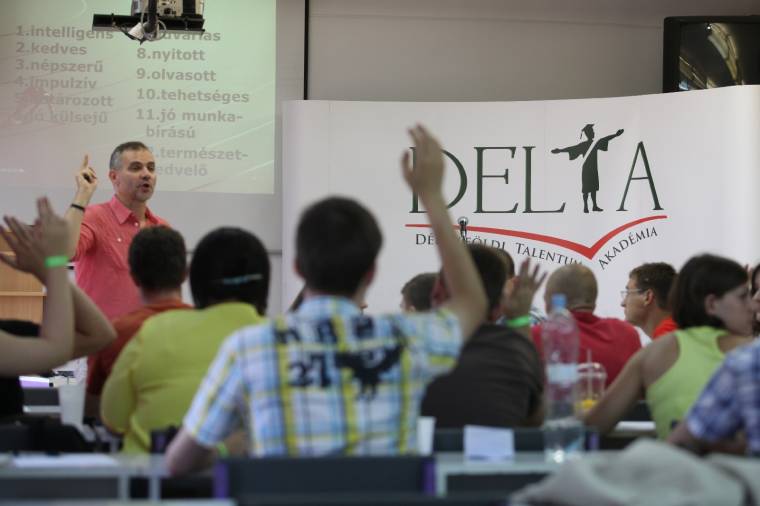 A tehetséges fiatalok itthon maradását támogatják