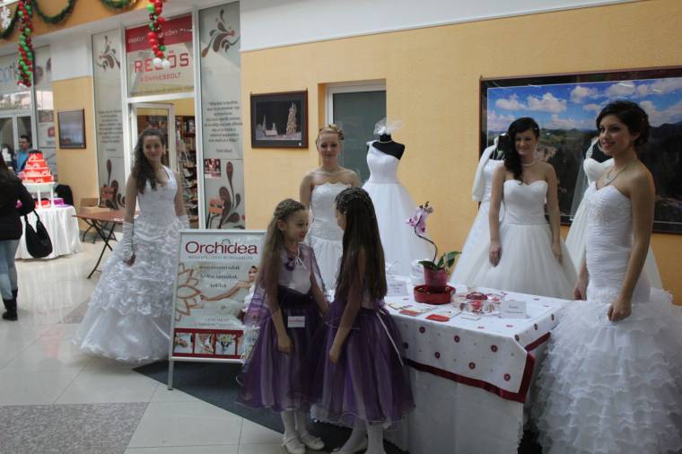 „Menyasszonyokkal” népesül be a gyergyószentmiklósi Sláger Center