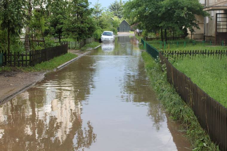 Nem tudták elnyelni az esővizet a lefolyók