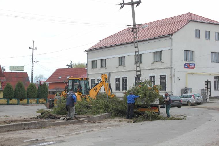 Rendezik a gyergyószentmiklósi pénzügyi hivatal előtti teret