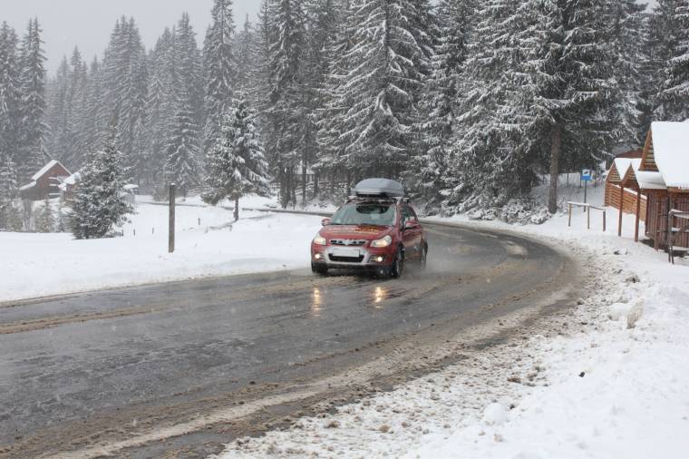 Erős szél és sűrű köd: időjárási riasztások több erdélyi megyében