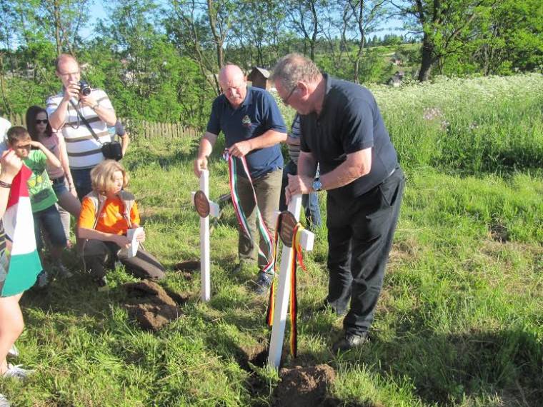 Keresztállítás a katonai temetőben