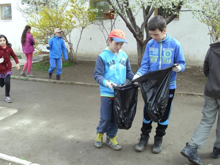 Szépül a kicsi iskola udvara