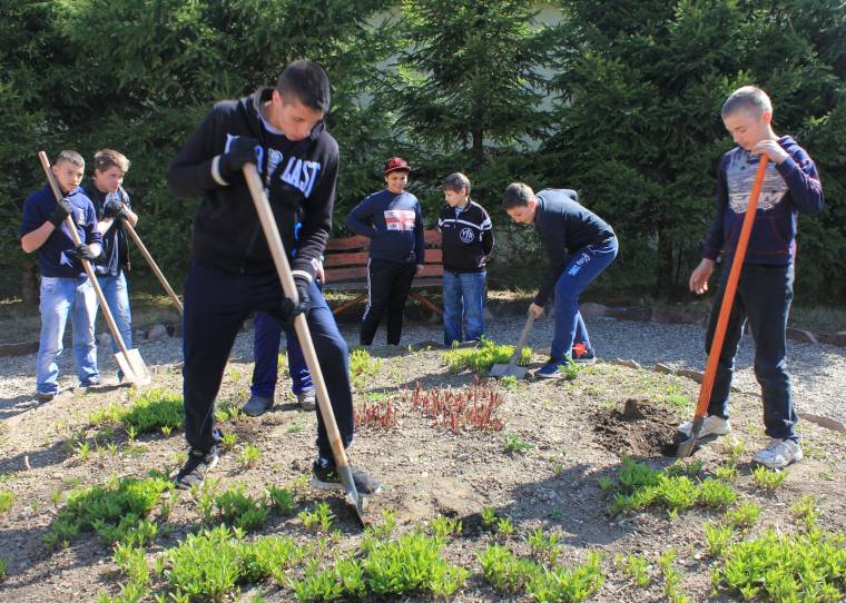 Föld-napi ajándék Böjte atya gyermekeitől