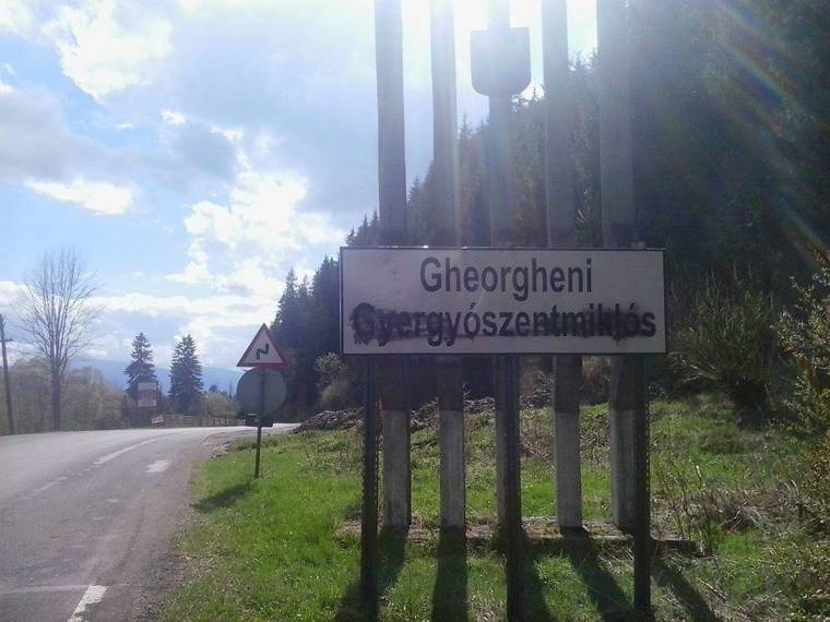 Lemázolták a Gyergyószentmiklós bejáratát jelző helységnévtáblát