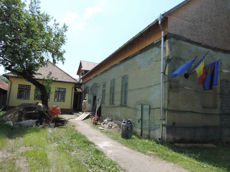 Dolgoznak a gyergyószentmiklósi Pitypang óvodaközpontnál