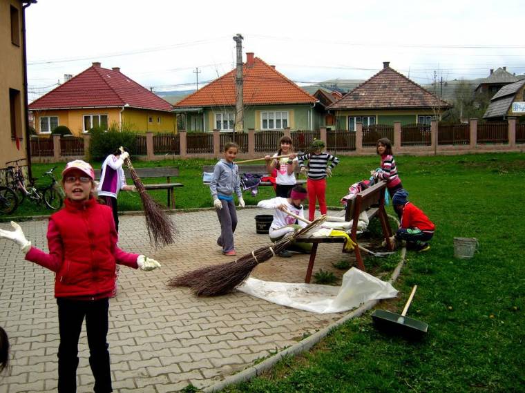 Közösen szépítették az udvart, a teret