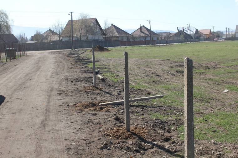 Kerítésoszlopokat döntöttek ki