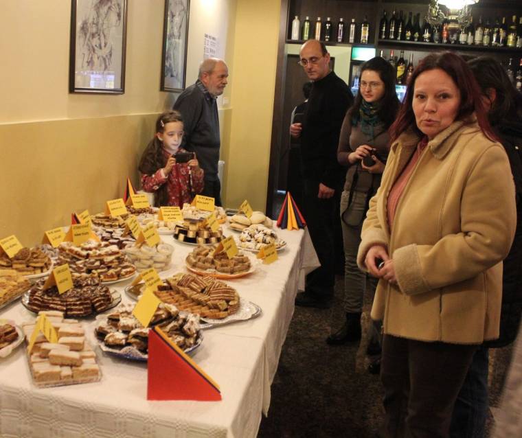 Könyvet és finomságokat mutattak be az örmény származásúak
