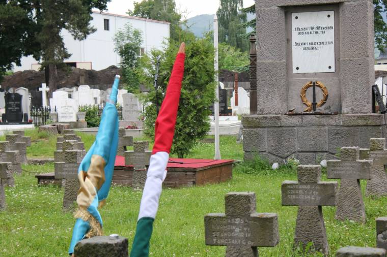 Megmaradásunkért talpra kell állnunk