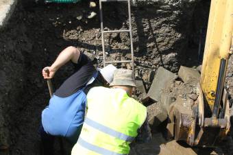 Csőtörés miatt víz nélkül maradt tíz székelyudvarhelyi tömbház a legnagyobb kánikulában