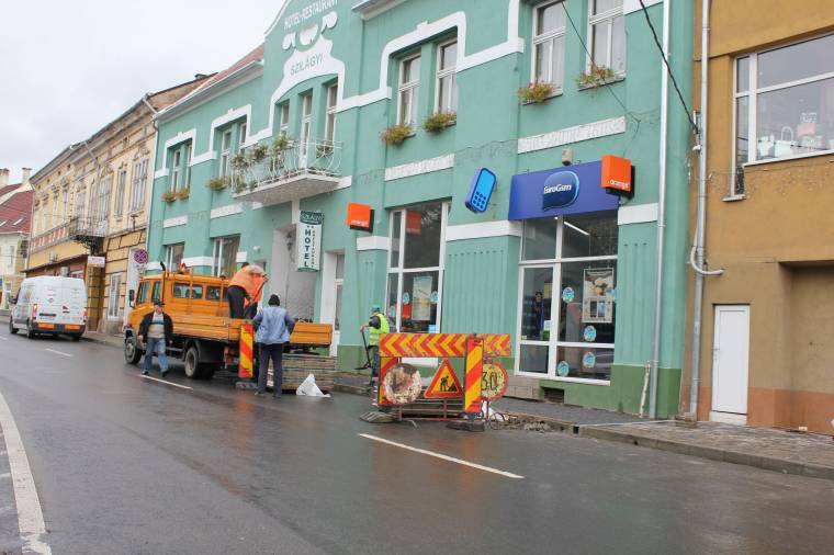 Vízvezeték-bekötés miatt szedték fel a járdalapokat