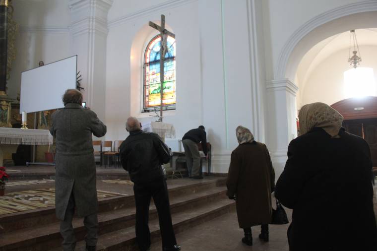 Helyükre kerültek a restaurált vitráliák Gyergyószentmiklóson