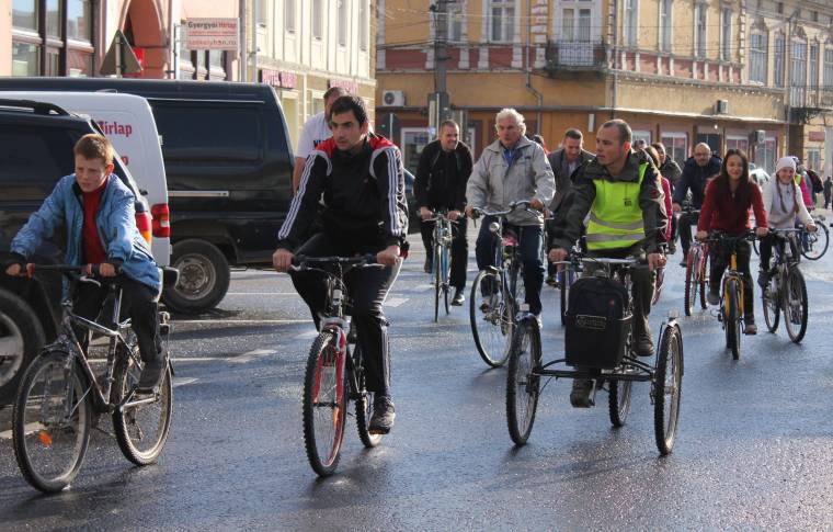 Megjutalmazzák azt, aki a legtöbb lépést teszi meg az autómentes napon