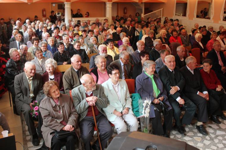 Ajándékműsorral és szeretetlakomával köszöntötték az időseket