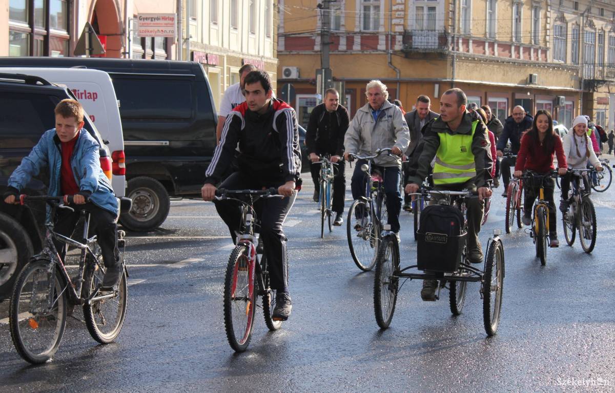 A gyergyói autómentes nap hagyományos mozzanata a biciklis felvonulás. Idén is ezzel kezdődnek a programok •  Fotó: Pethő Melánia