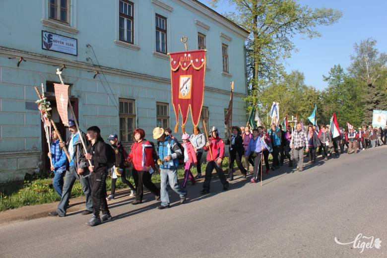 Az alfalviak indulása Csíksomlyóra 2016-ban •  Fotó: Pethő Melánia