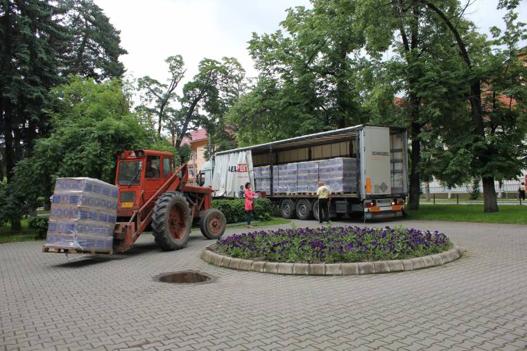 Megérkezett az idei első élelmiszersegély-szállítmány Gyergyószentmiklósra