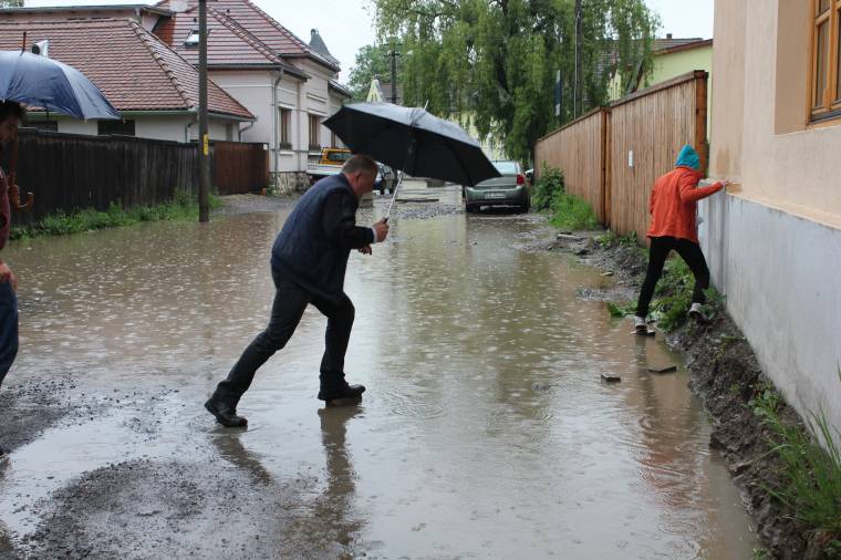 Időjárás hátráltatja az útfelújítást