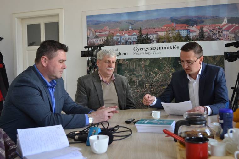 Testvértelepülési látogatás ajándékkal