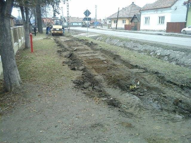 Folytatódik a járdaépítés és az útjavítás Gyergyószentmiklóson