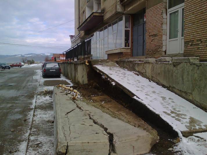Betonkorlát dőlt a járdára Gyergyószentmiklóson