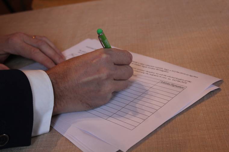 Aláírásukkal fejezhetik ki, hogy nem értenek egyet a székely- és a városzászló eltávolíttatásának szándékával