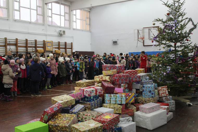 Angyalok játékán cserélnek ajándékot a gyerekek