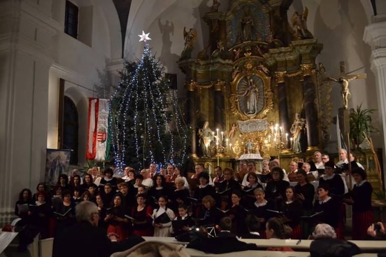 Jótékonykodásért csendült fel a templomokban az ének