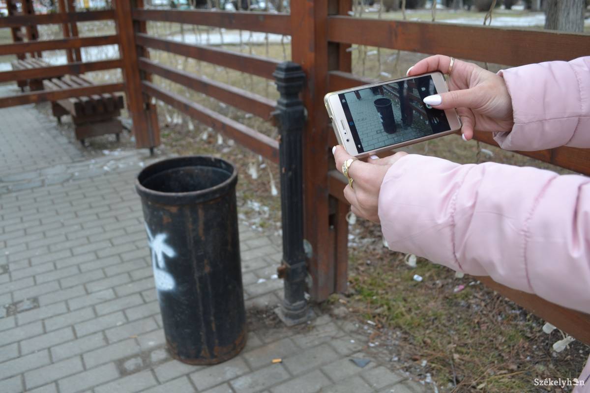 Az okostelefon használata újabban a város hasznára is válhat •  Fotó: Balázs Katalin