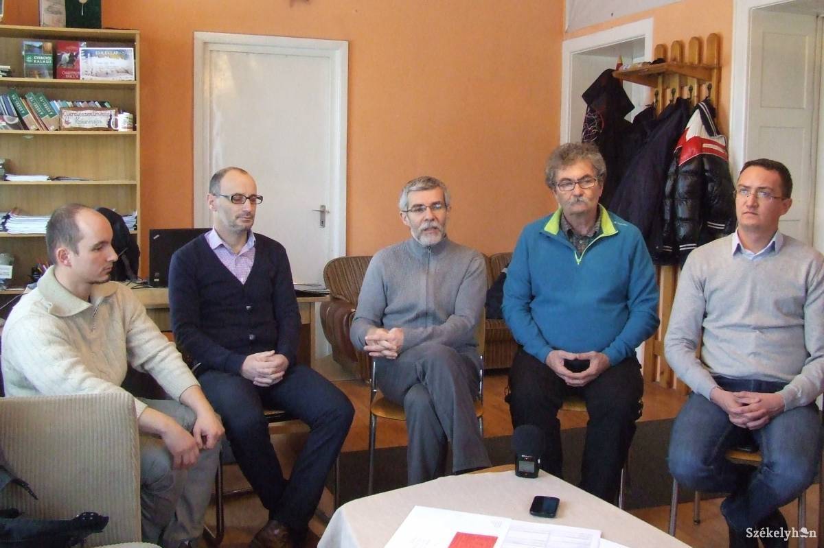 A polgármester (jobb szélen) és több önkormányzati képviselő is keresetet indít Strasbourgban •  Fotó: Gergely Imre