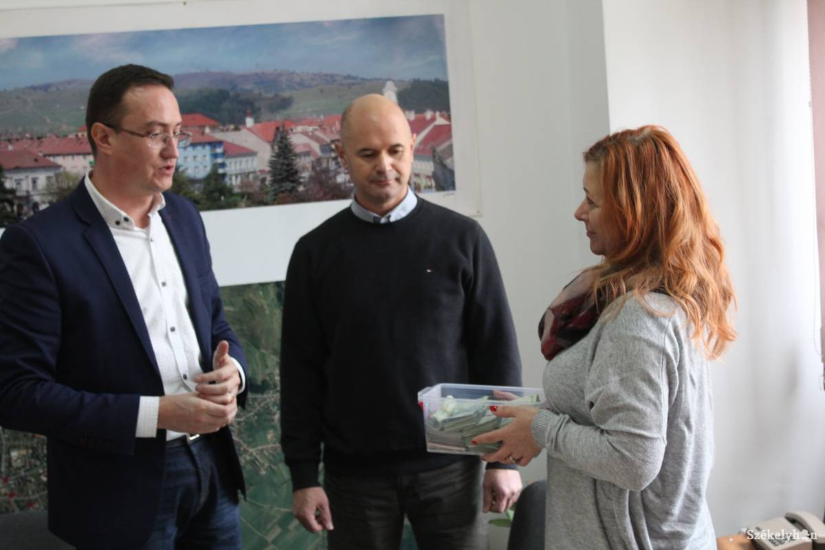 Nagy Zoltán, Czink Attila és Csata Kinga. Az adomány célba ért •  Fotó: Gergely Imre