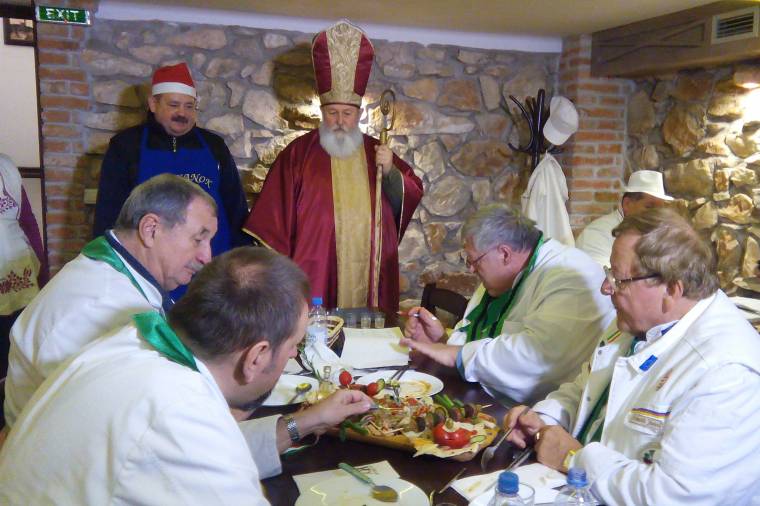 Minden volt, mi szem-szájnak ingere