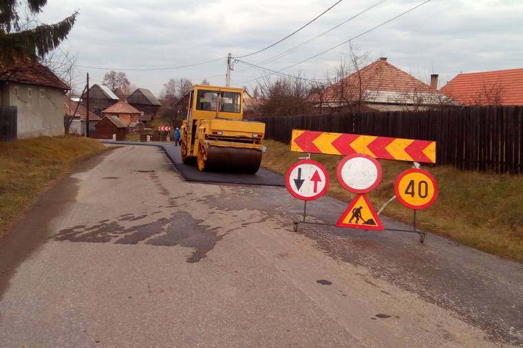 Mindjárt itt a tél, de még aszfaltoznak Gyergyószéken