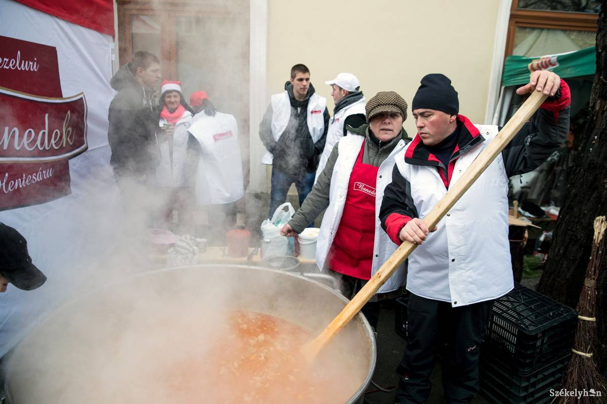 Volt csapat, melynek üstjében ezer porciónyi étel rotyogott •  Fotó: Pethő Melánia