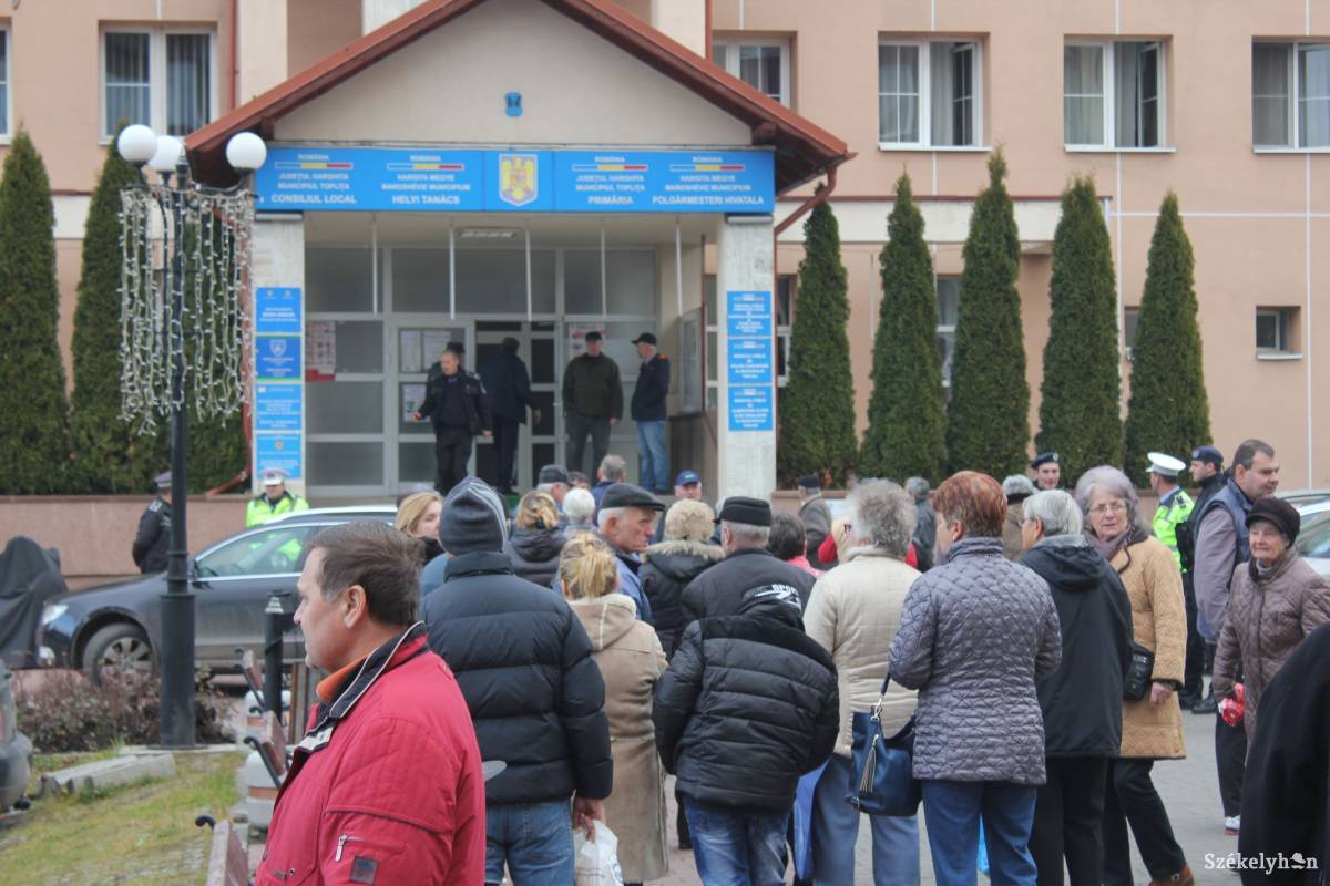 Csibi István petícióját több mint 600-an írták alá, közel kétszázan tüntetni is megjelentek •  Fotó: Gergely Imre