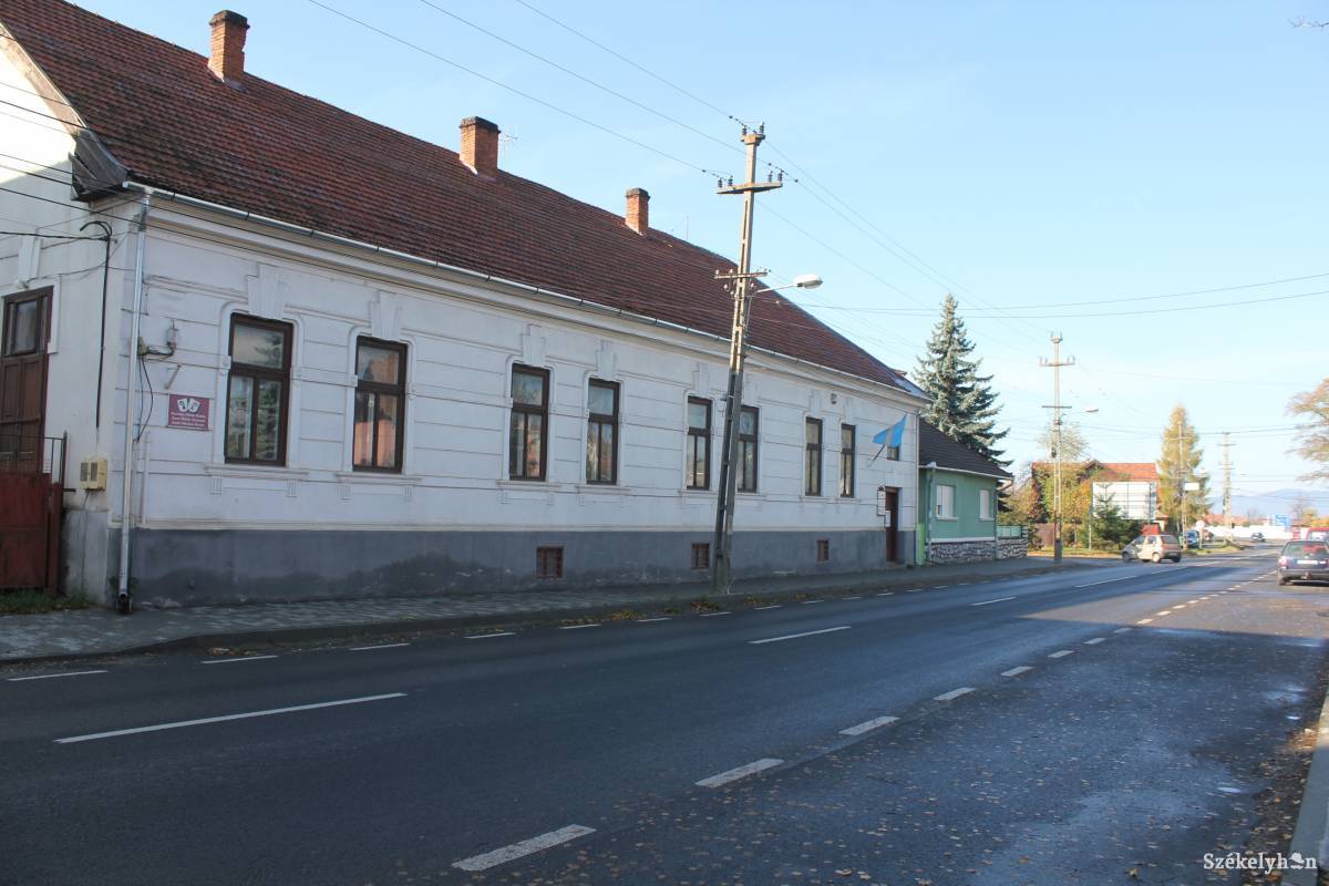 Gyergyószentmiklóson a szárhegyi úton 9-17 óra között kereshetik fel az EMNT Demokrácia Központ irodáját •  Fotó: Baricz Tamás Imola