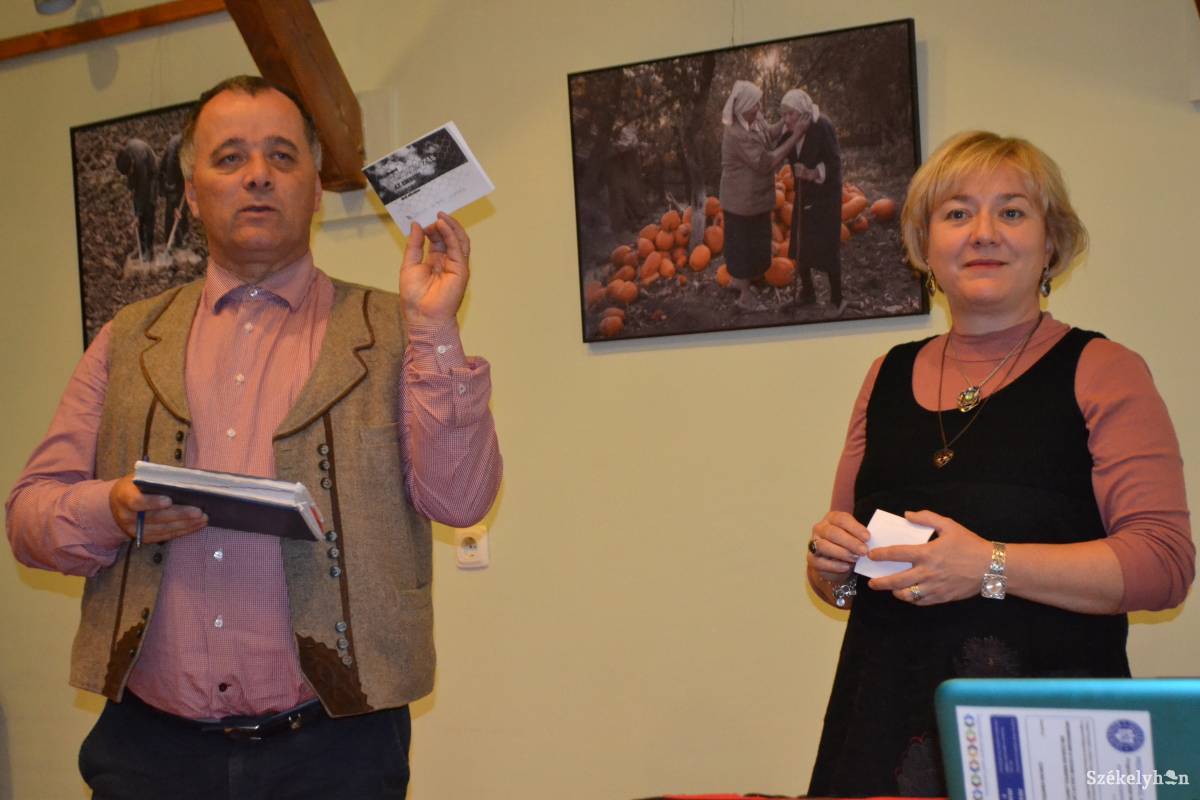 Laczkó Albert Elemér, Gyergyóremete polgármestere és Sisak Imola pszichoterapeuta •  Fotó: Balázs Katalin