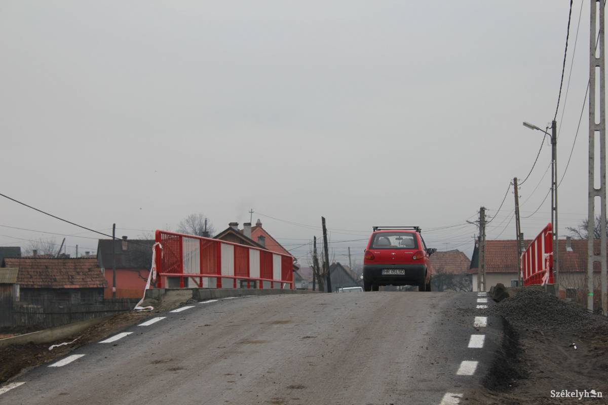 Betonhíd a beszakadt faátjáró helyett. Már használható, de még van rajta tennivaló •  Fotó: Pethő Melánia