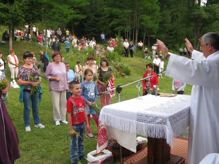 Ahol a pap vendégeli meg a híveket