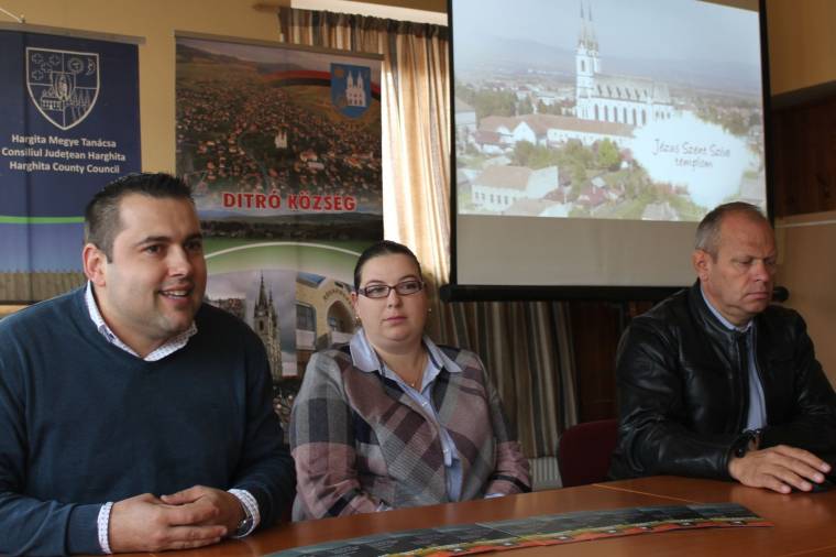 Megragadó képekkel illusztrált szórólapokkal csalogatnák Ditróba a turistákat