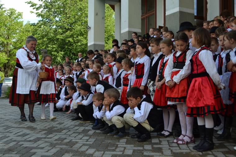 Még csak meg sem kell hívni a gyerekeket, mégis több százan mennek