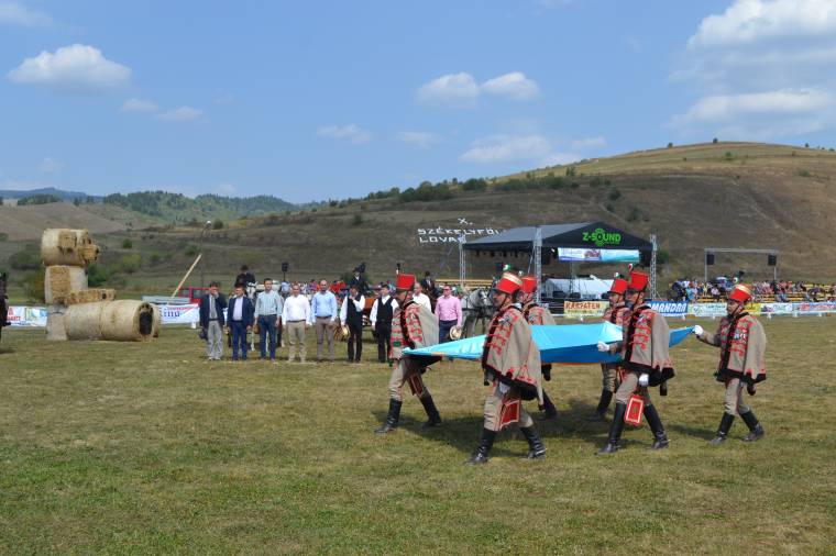 Ünnep lovakkal, viharral